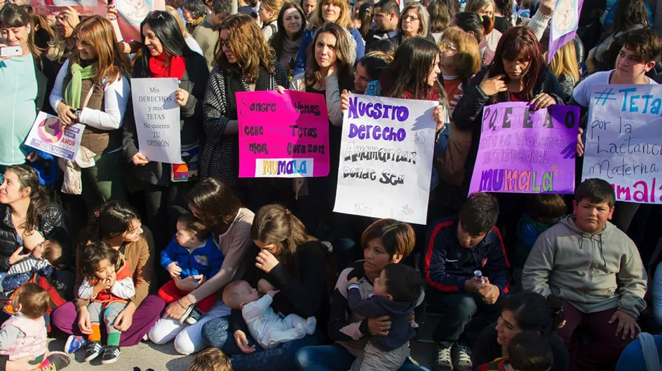 Amenazan con detener a una joven argentina por dar el pecho en público