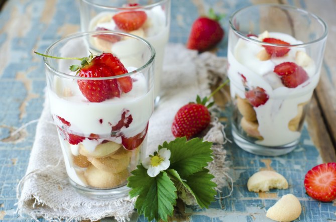 Une base de tiramisu, twistée avec des fraises et du balsamique