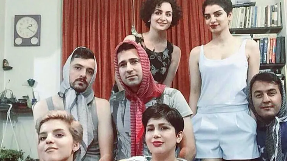 Los hombres iraníes se cubren la cabeza para protestar contra el uso obligatorio del hijab
