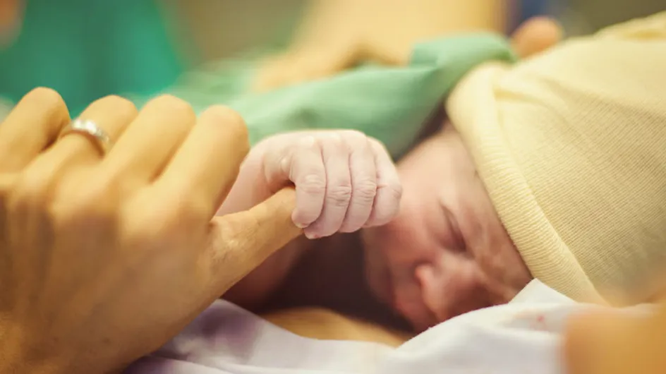 [Vídeo] Este bebé sale por sí mismo de la tripa de su madre durante una cesárea