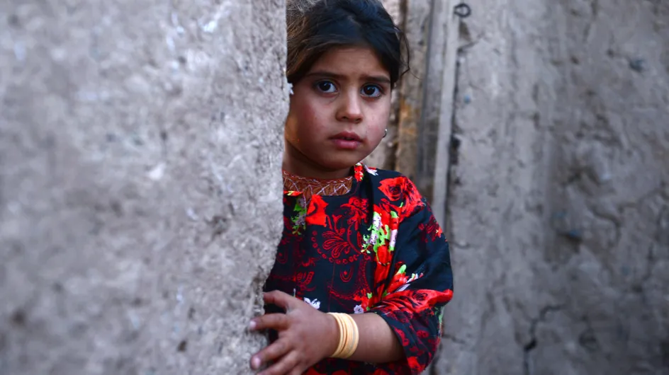[Vídeo] Casan a una niña afgana de 6 años con un hombre de 55 a cambio de una cabra
