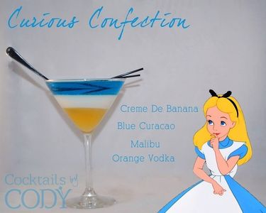 Cóctel Alicia: crema de plátano, blue curaçao, Malibu y vodka de naranja