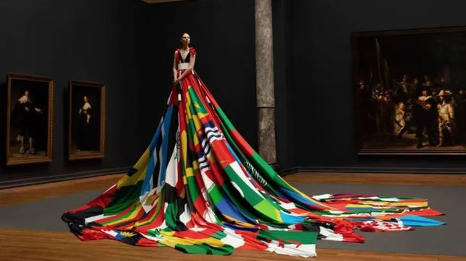 Cette robe, réalisée avec les drapeaux des pays où l'homosexualité est bannie, a un message à faire passer