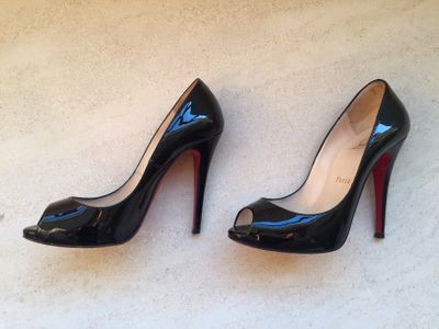 Sapatos Louboutin, R$ 1504,20