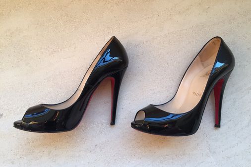 Sapatos Louboutin, R$ 1504,20