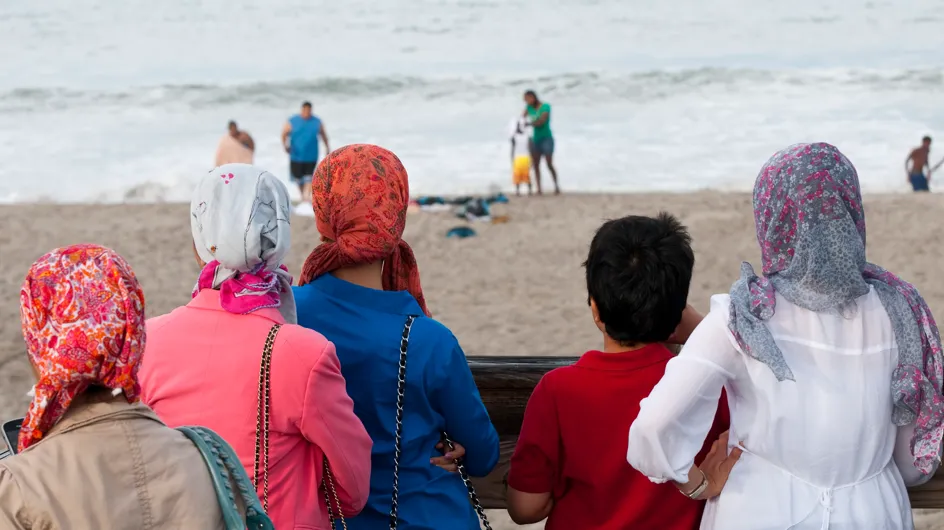 Humiliée et verbalisée pour avoir porté un foulard à la plage, le récit qui dérange à Cannes