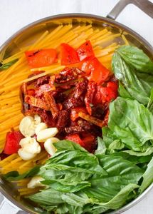 Linguine mit Paprika und getrockneten Tomaten