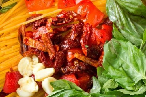 Linguine mit Paprika und getrockneten Tomaten