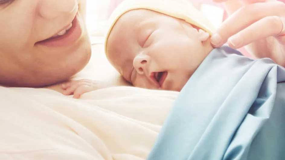 [Vídeo] ¡Muy tierno! Este bebé recién nacido se niega a separarse de su madre