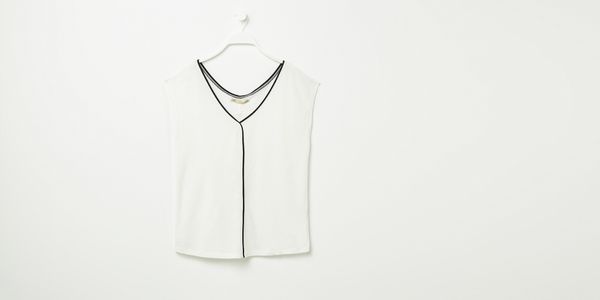 Camiseta con escote en pico (9,99€)