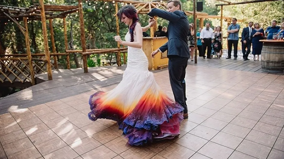 Cette robe de mariée tie and dye nous donnerait presque envie de sauter le pas (Photos)