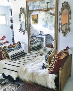 Quarto boho com espelhos na parede