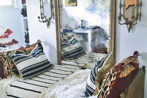 Quarto boho com espelhos na parede