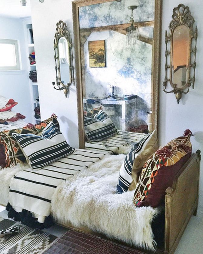 Quarto boho com espelhos na parede