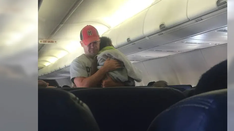 Er spricht eine alleinreisende Mutter im Flugzeug an - und der Grund dafür ist einfach rührend