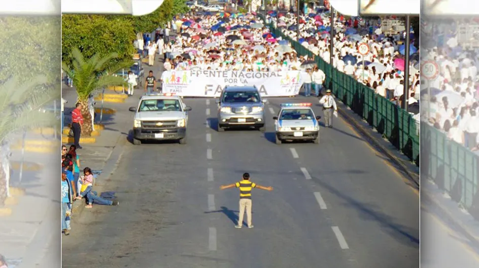 Beeindruckendes Foto: Dieser Junge will allein einen Protest gegen die Homo-Ehe stoppen
