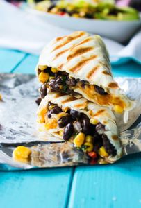 Burritos mit schwarzen Bohnen und Mais