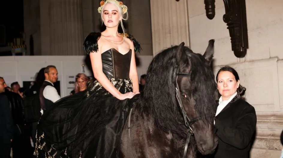 Elle défile à la Fashion Week de Londres sur un... cheval ! (Photos)