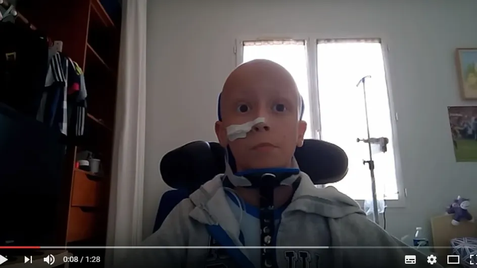 Un jeune garçon émeut Internet en parlant de son cancer sur YouTube (Vidéo)