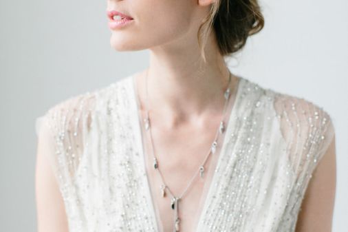 Brautschmuck: Zu reinem Weiß passt Silberschmuck mit Strass-Steinen