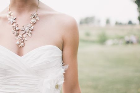 Brautschmuck: Statement-Kette zum trägerlosen Brautkleid