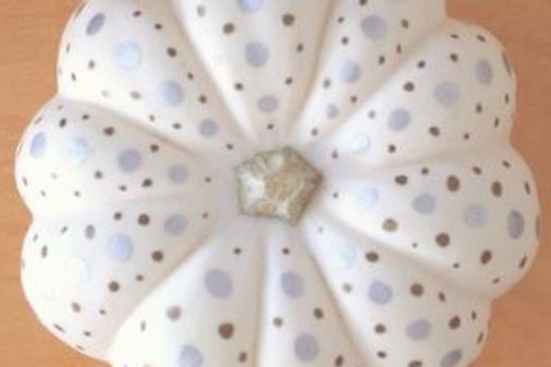 Halloween-DIY-Idee: Kürbis mit Metall-Optik Details