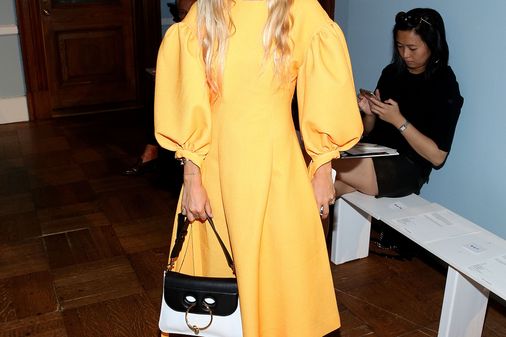 Hier trägt Kate Foley ihre Vans zu Designer-Kleid und It-Bag