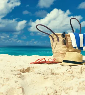 10 productos imprescindibles para llevar en tu bolsa de playa