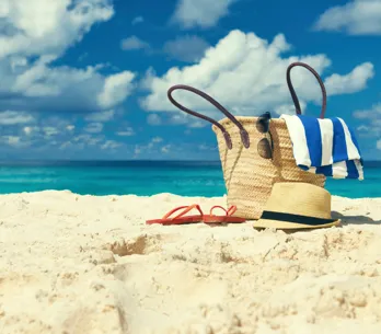 10 productos imprescindibles para llevar en tu bolsa de playa