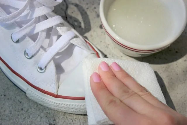 Nettoyer ses baskets blanches : Ce produit miracle à moins de 1
