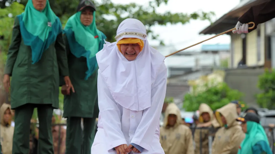 Des femmes flagellées pour avoir embrassé ou tenu la main de leurs compagnons en Indonésie