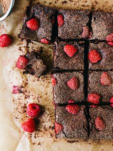 Brownie con frambuesas