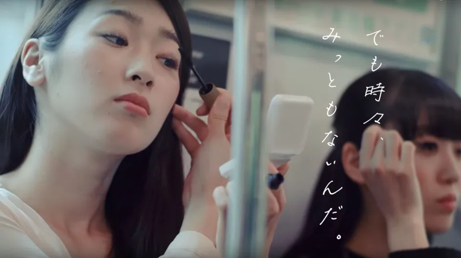 Japon : les femmes qui se maquillent dans le métro jugées nuisibles et repoussantes
