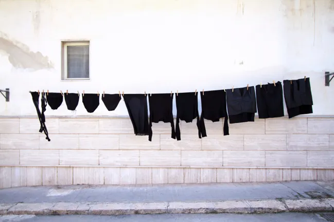 Vêtements noirs : 5 astuces pour raviver leur couleur : Femme