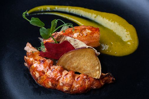 Bogavante con ensalada de invierno y guacamole