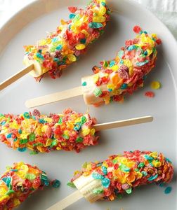 Gefrorene Bananen-Pops mit Frühstückscerealien
