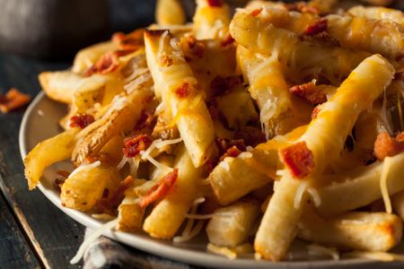 Patatas fritas con cacahuetes y beicon
