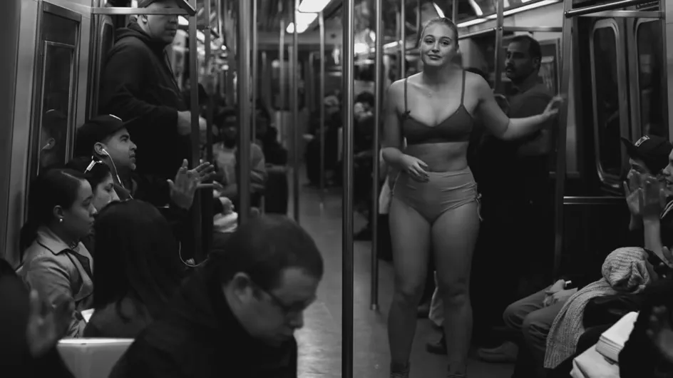 Iskra Lawrence, en sous-vêtements dans le métro, demande aux femmes du monde entier de s'aimer telles qu'elles sont (Vidéo)