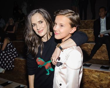 Winona Ryder y Millie Bobby Brown en el desfile de Coach by Pier 76 en Nueva York