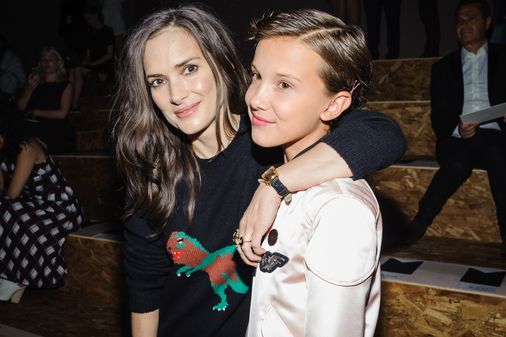 Winona Ryder y Millie Bobby Brown en el desfile de Coach by Pier 76 en Nueva York