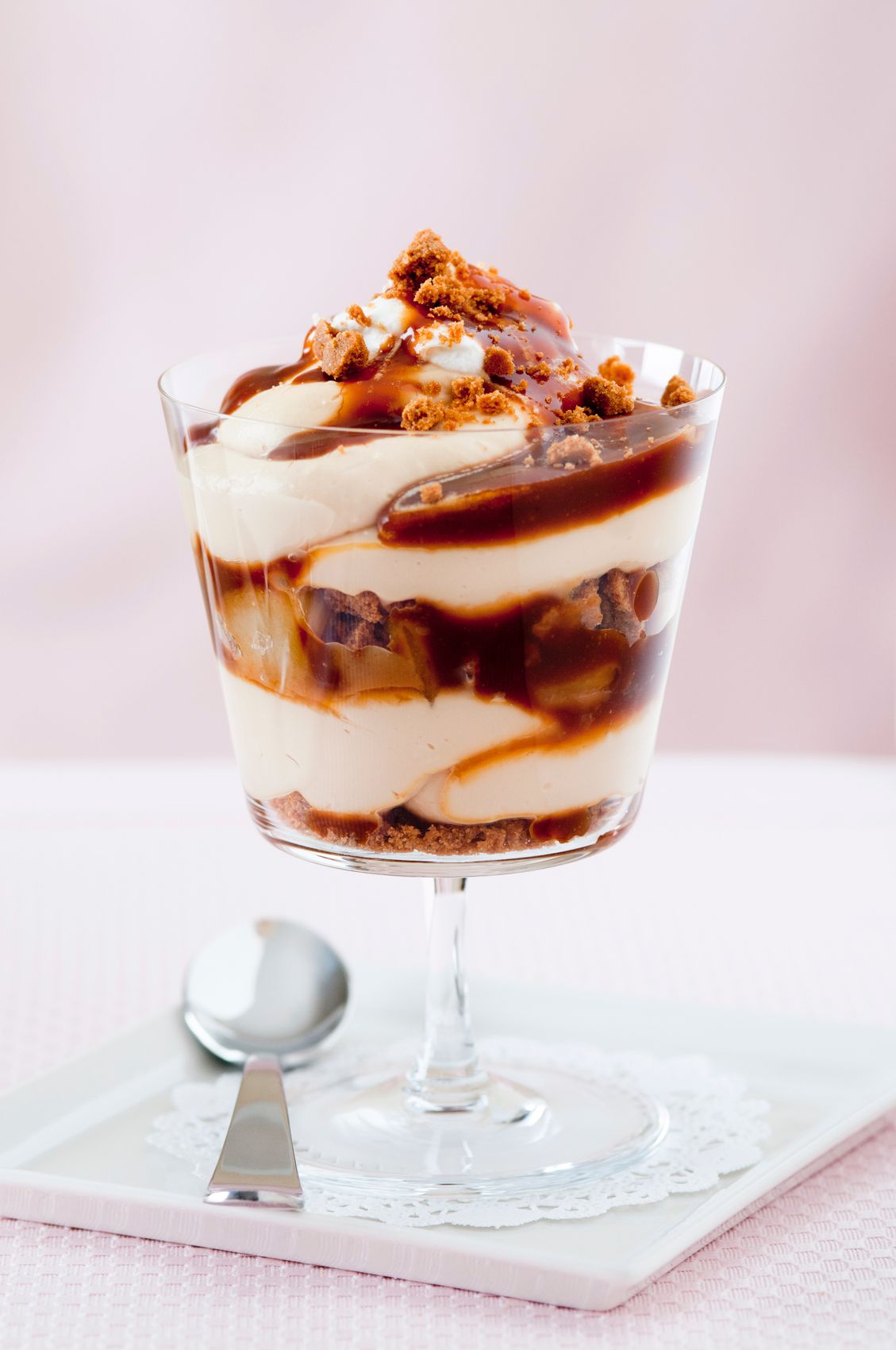 Dessert Au Tiramisu Avec Biscuit Et Crème Mascarpone En Verre Sur Fond De  Béton Brun. Recettes De Desserts Sans Photo stock - Image du cuisine,  dessert: 210823374