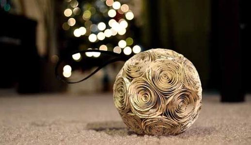 Bola de navidad de papel de revista/periódico
