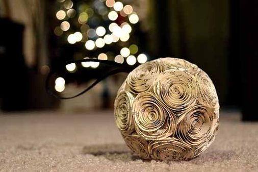 Bola de navidad de papel de revista/periódico