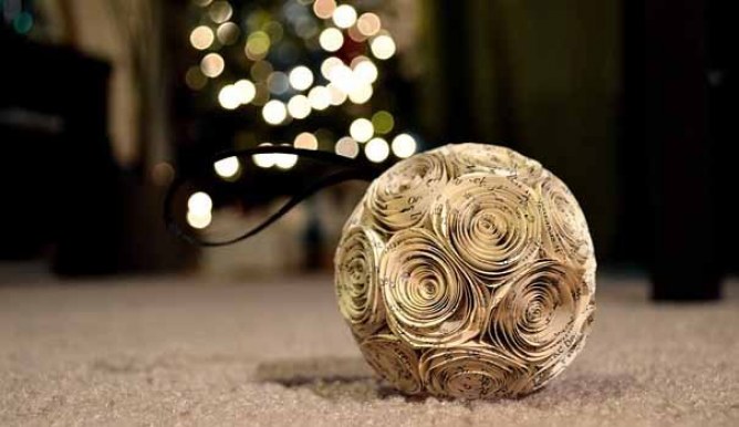 Bola de navidad de papel de revista/periódico