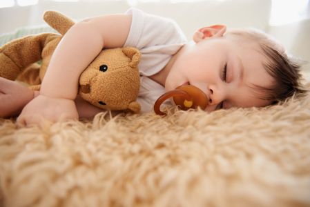 Nuckel, Schnuller & Co.: Was ist das Richtige für mein Baby?