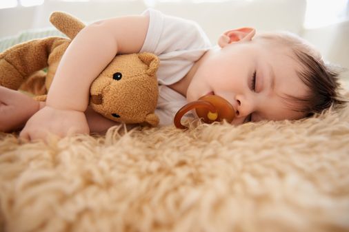 Nuckel, Schnuller & Co.: Was ist das Richtige für mein Baby?