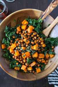 Grünkohl-Rezepte: Grünkohlsalat mit Kürbis und Kichererbsen
