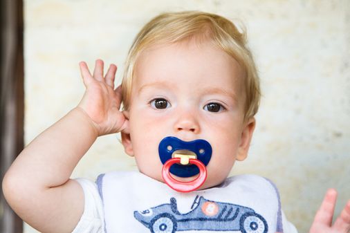 Nuckel, Schnuller & Co.: Was ist das Richtige für mein Baby?