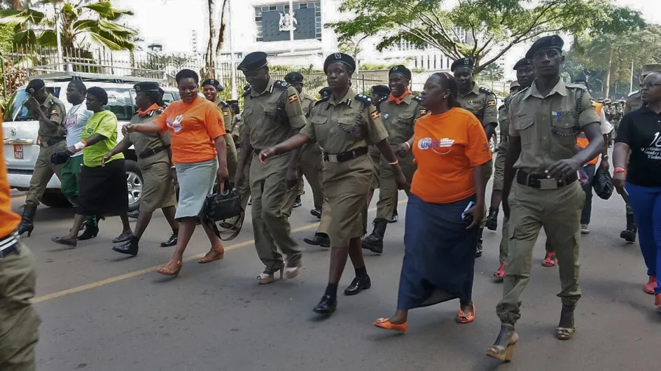 En Ouganda, les policiers défilent en talons pour les droits des femmes (Photos)