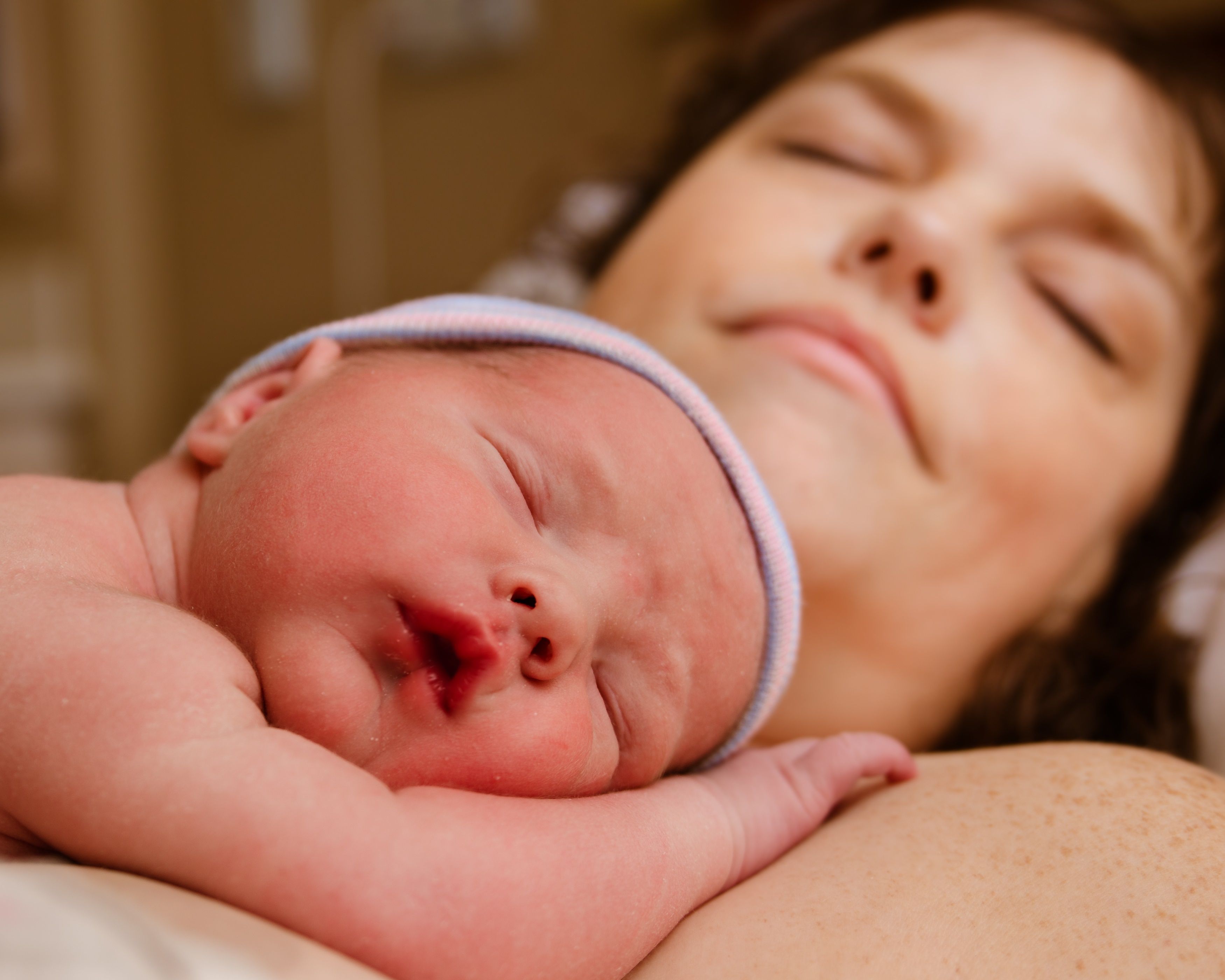 Peau à peau avec mon bébé en maternité ou en néonatologie